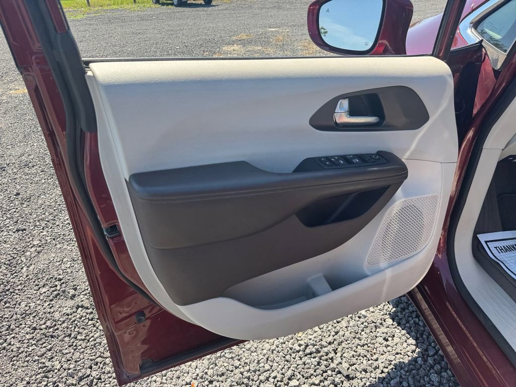 Used 2020 Chrysler Pacifica Touring w/ Advanced Safetytec Group FWD image 28
