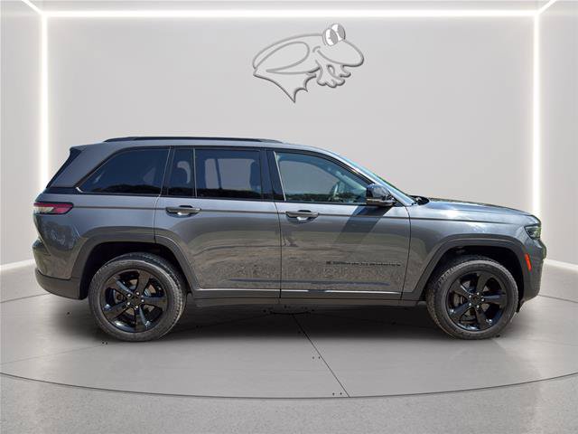 Used 2022 Jeep Grand Cherokee Altitude AWD/4WD image 6