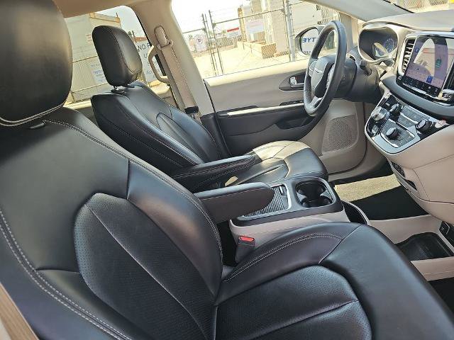 Used 2023 Chrysler Pacifica Touring-L FWD image 10