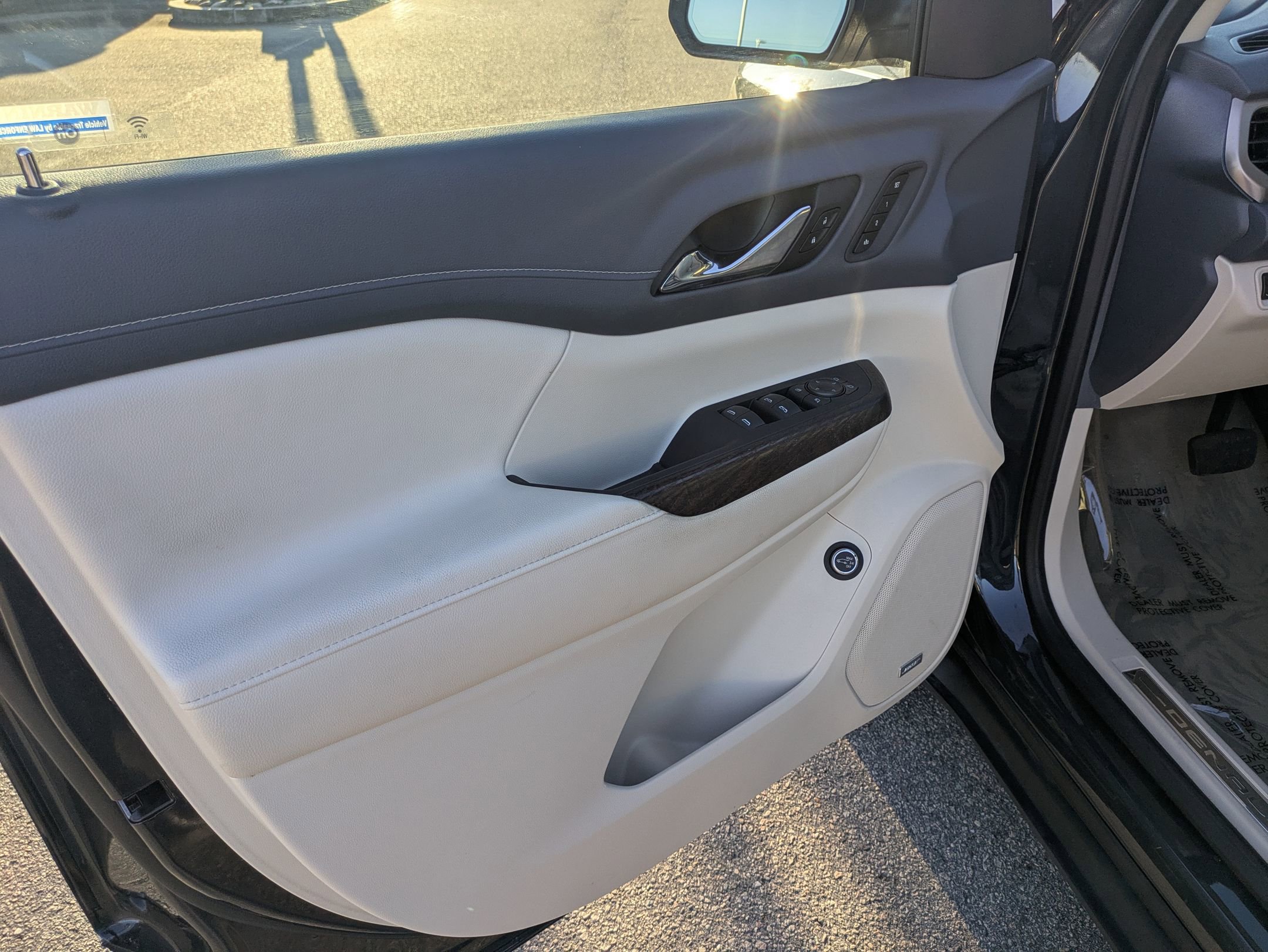 Used 2022 GMC Acadia Denali w/ Denali Ultimate Package image 12