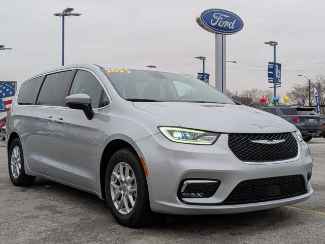 Used 2023 Chrysler Pacifica Touring-L FWD image 2