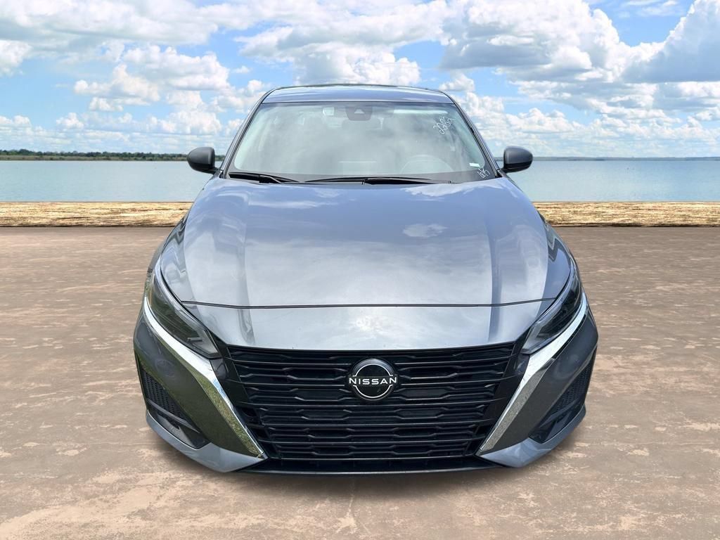 Used 2024 Nissan Altima 2.5 SV FWD image 2