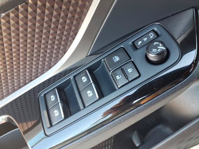 Used 2019 Toyota C-HR Limited FWD image 16