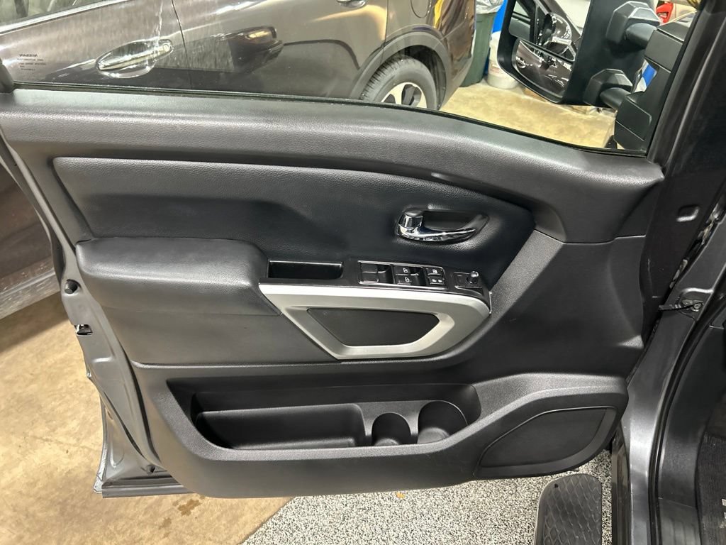Used 2017 Nissan Titan SV AWD/4WD image 14