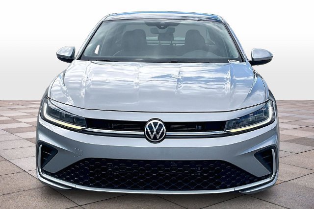 Used 2025 Volkswagen Jetta SE FWD image 3