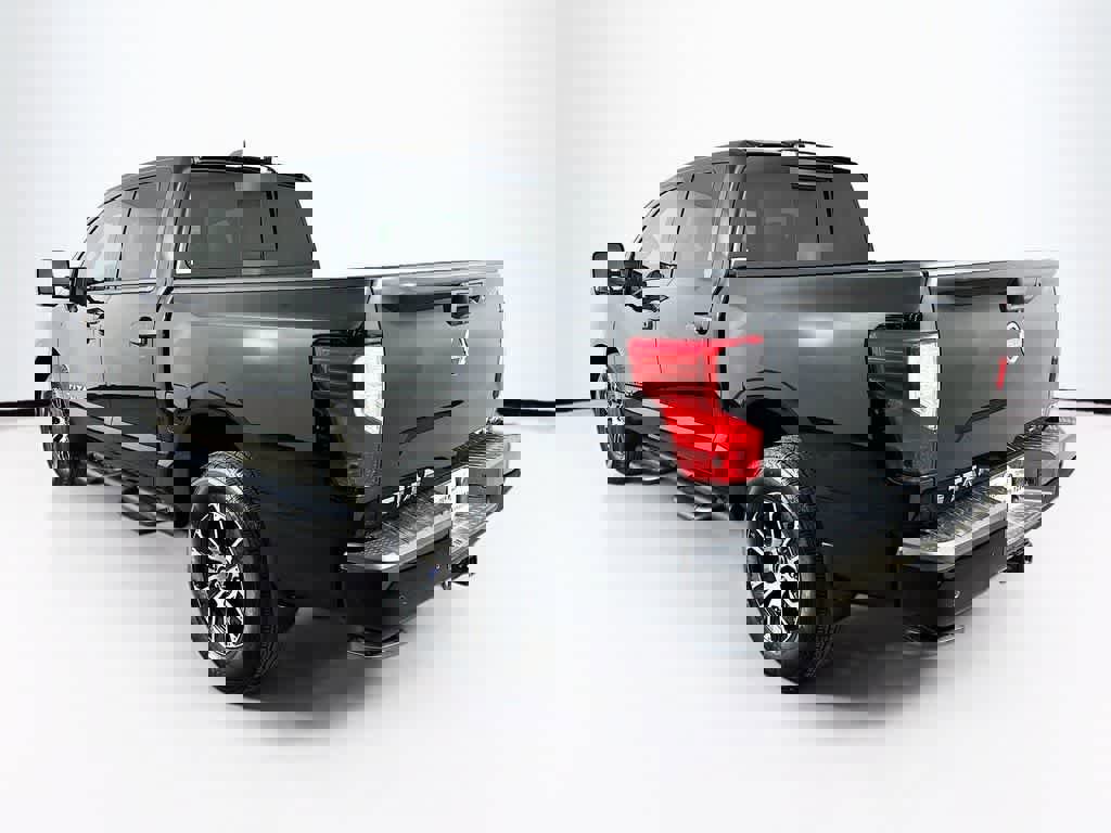 Used 2024 Nissan Titan SV w/ SV Convenience Package image 3