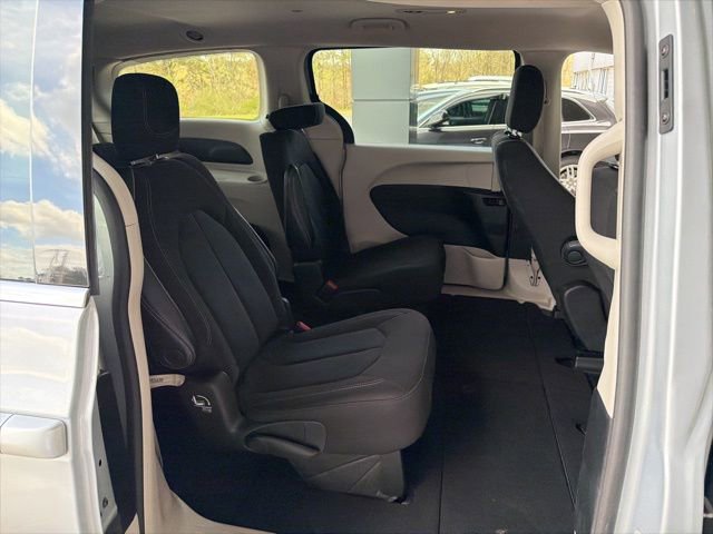 Used 2022 Chrysler Voyager LX FWD image 16