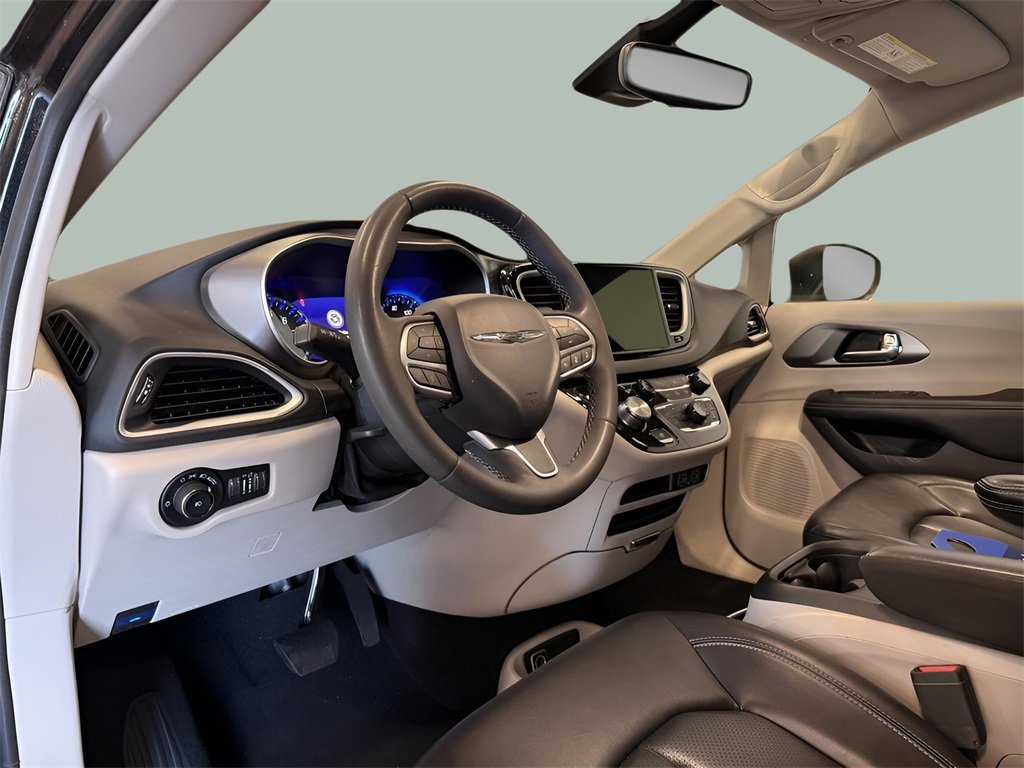 Used 2023 Chrysler Pacifica Touring-L image 23