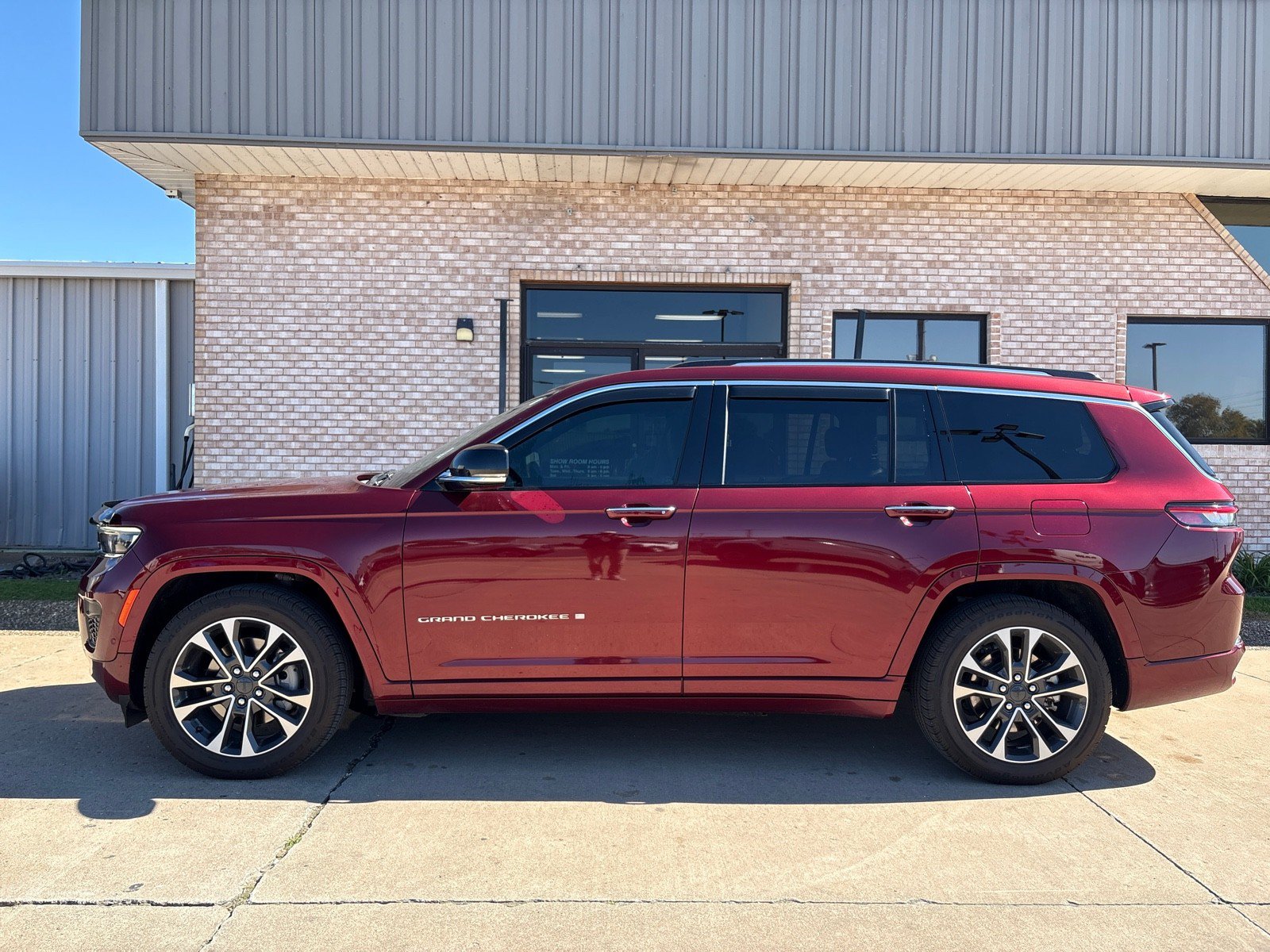 Used 2023 Jeep Grand Cherokee L Overland w/ Luxury Tech Group IV AWD/4WD image 2