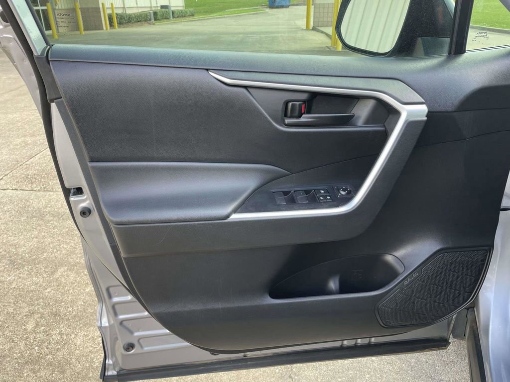 Used 2022 Toyota RAV4 LE image 15