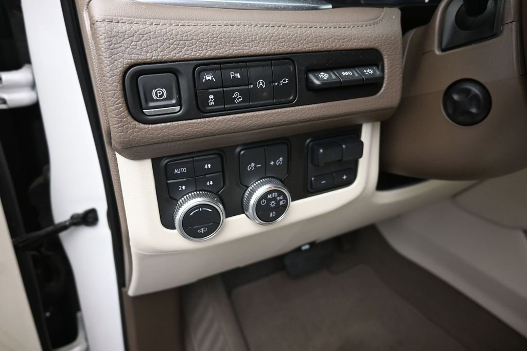 Used 2021 GMC Yukon XL Denali w/ Denali Ultimate Package AWD/4WD image 13
