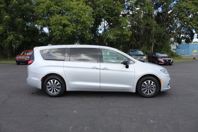Used 2024 Chrysler Pacifica Limited FWD image 12
