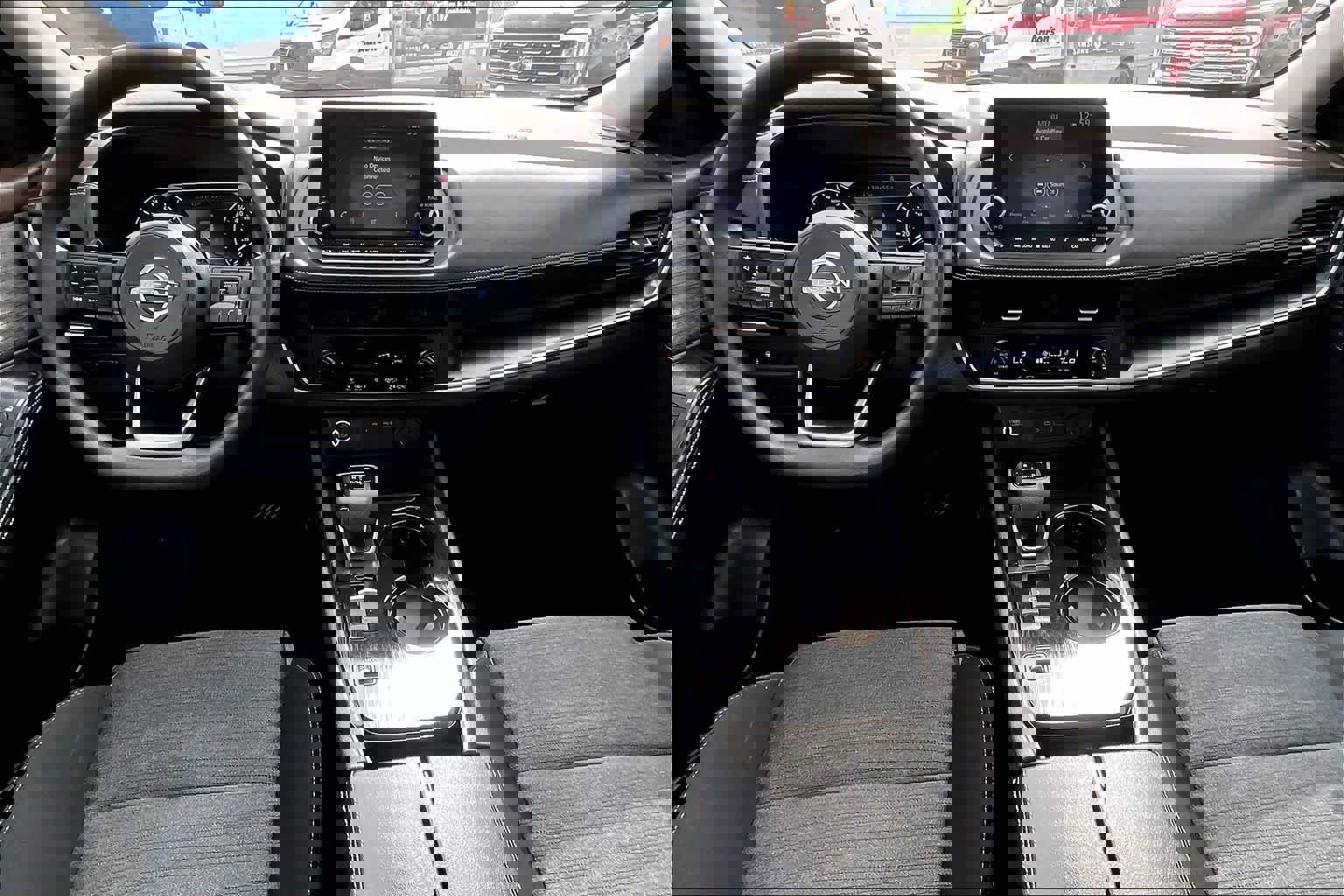 Used 2023 Nissan Rogue SV image 16