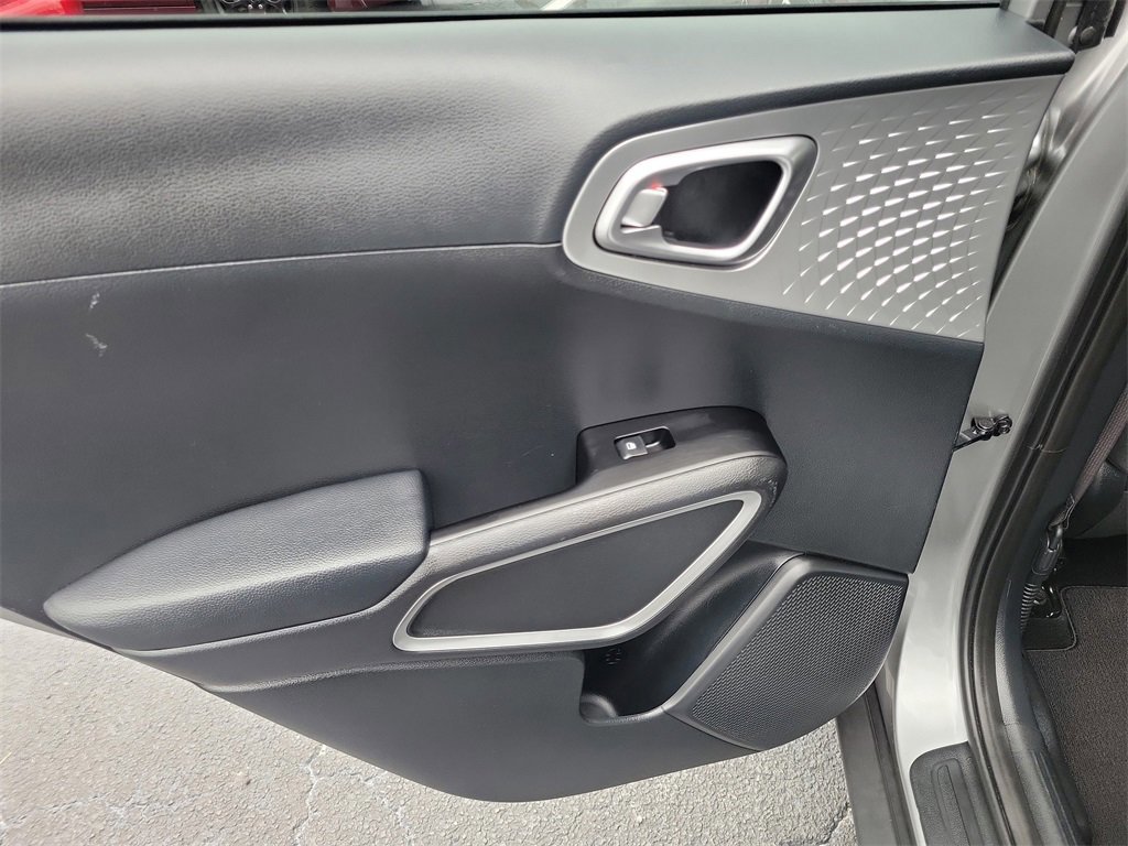Used 2025 Kia Soul LX w/ LX Technology Package image 8