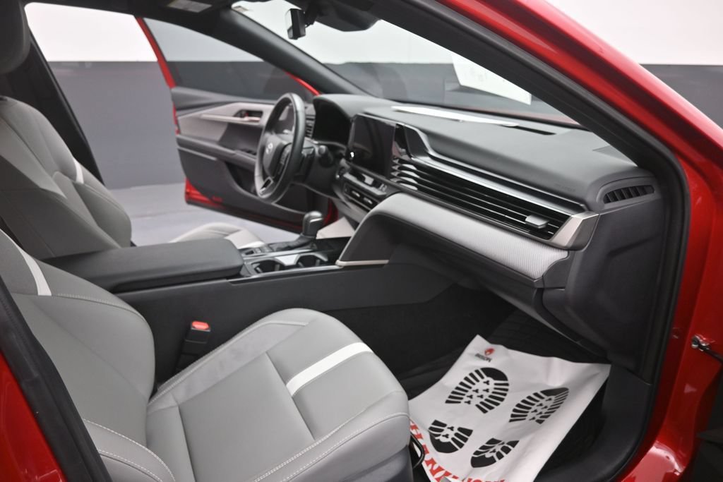 Used 2025 Toyota Camry SE w/ Convenience Package FWD image 16