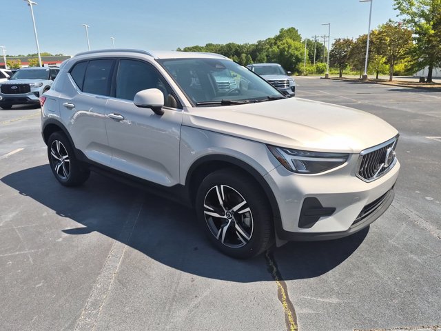 Used 2025 Volvo XC40 B5 Core AWD/4WD image 2