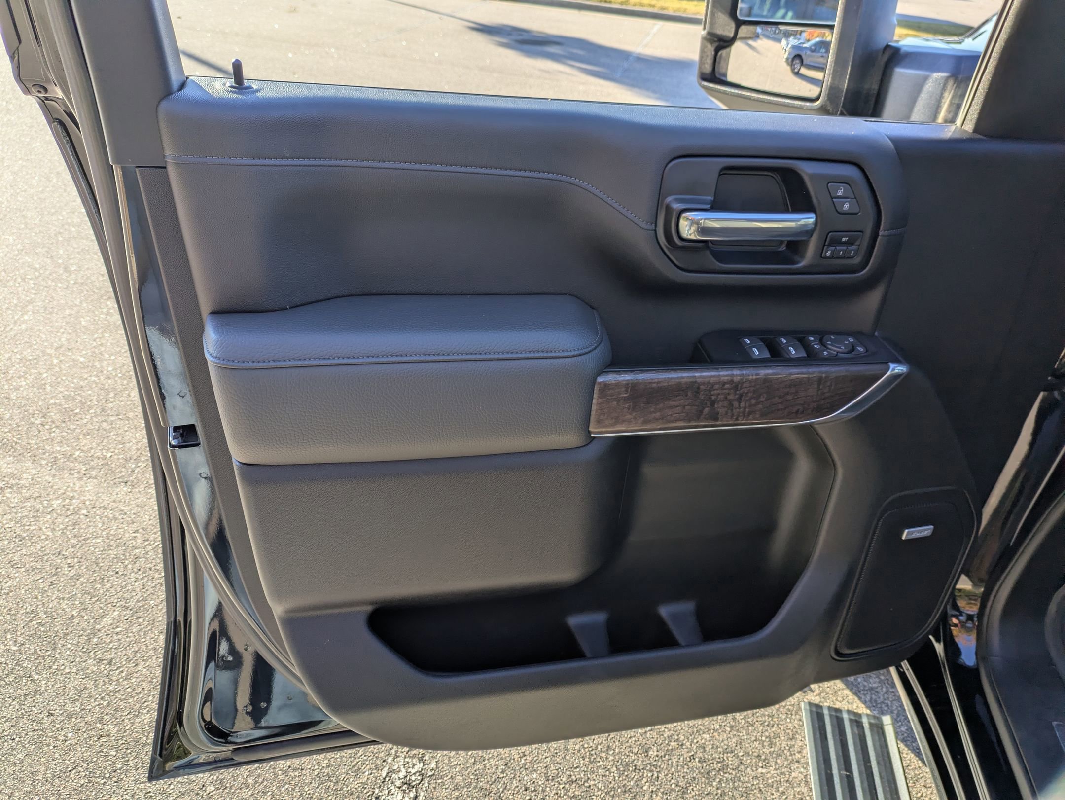 Used 2022 GMC Sierra 3500 Denali w/ Denali Ultimate Package image 16