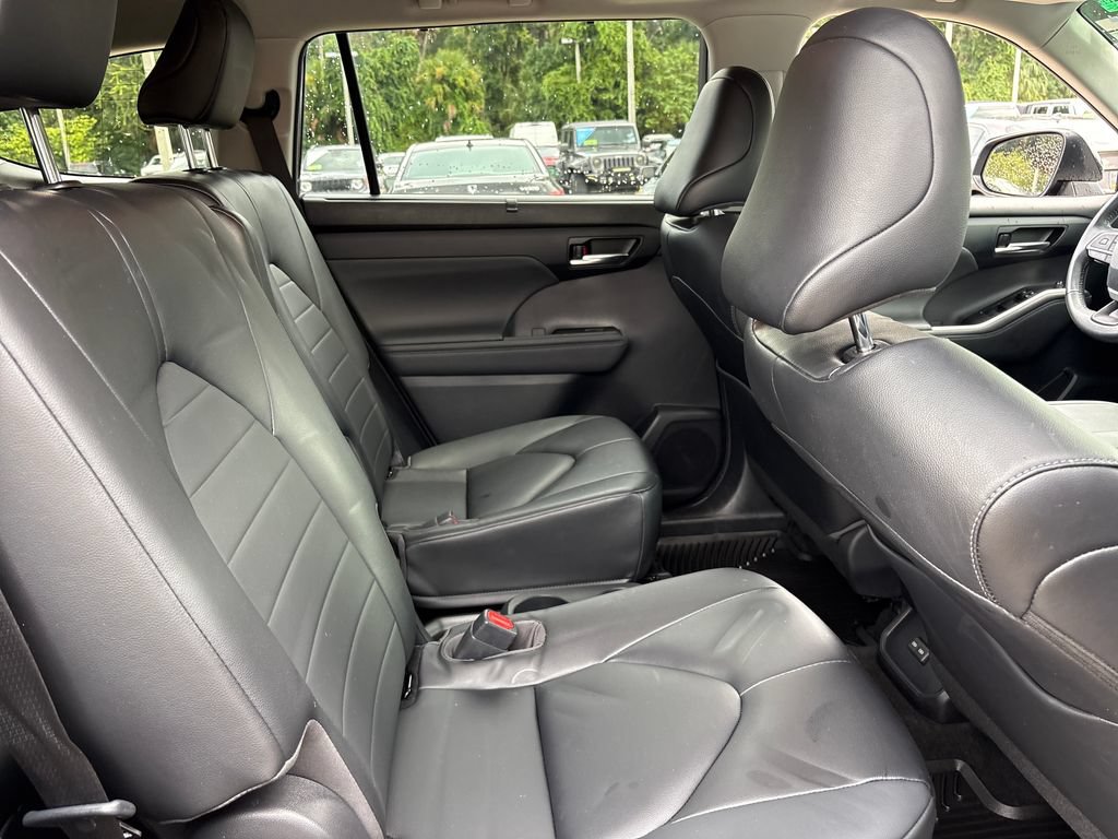 Used 2023 Toyota Highlander XLE FWD image 29