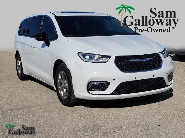 Used 2024 Chrysler Pacifica Limited w/ Uconnect Theater Family Group