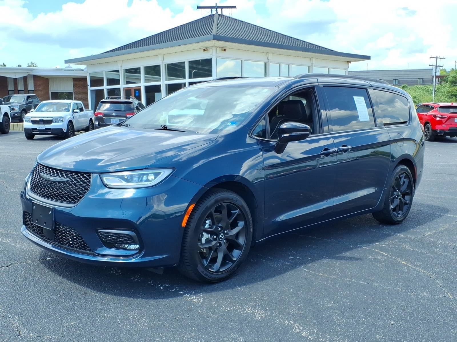 Used 2025 Chrysler Pacifica Limited FWD image 4