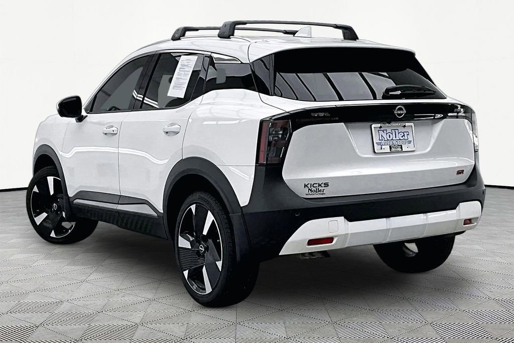 Used 2025 Nissan Kicks SR FWD image 2