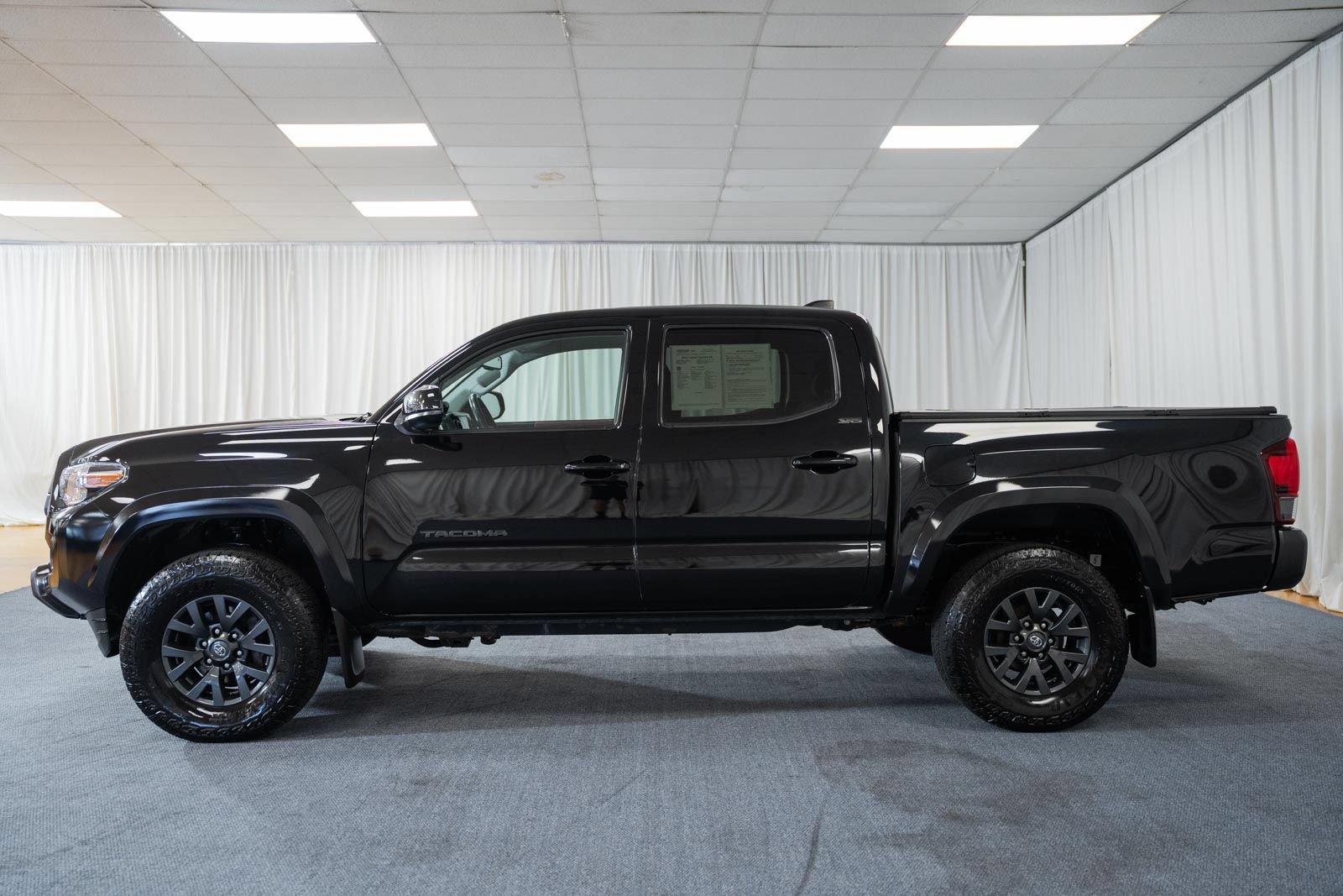 Used 2022 Toyota Tacoma SR5 AWD/4WD image 5