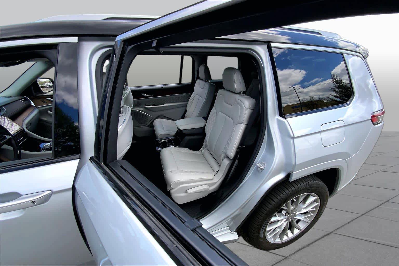 Used 2023 Jeep Grand Cherokee L Summit w/ Luxury Tech Group V AWD/4WD image 32