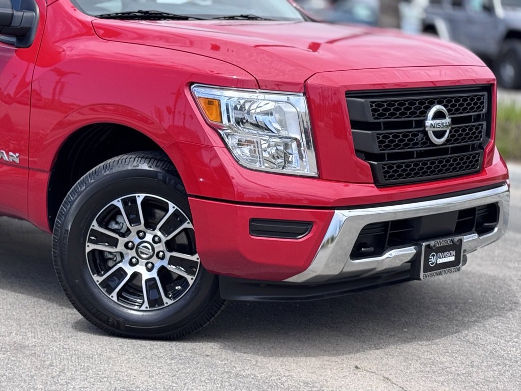 Used 2022 Nissan Titan SV image 3