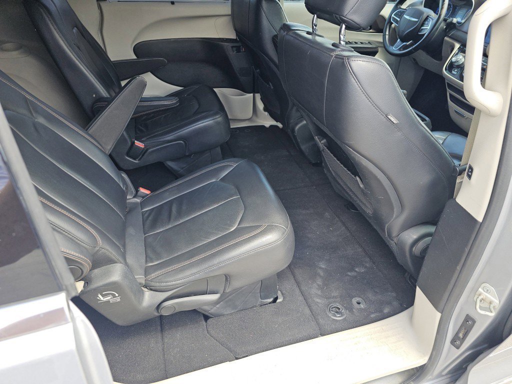 Used 2017 Chrysler Pacifica Touring-L FWD image 25