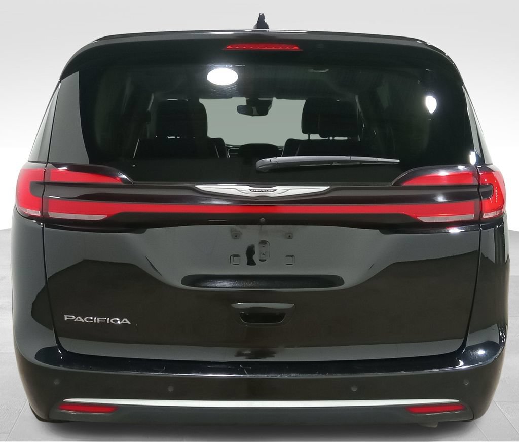 Used 2024 Chrysler Pacifica Touring-L FWD image 4