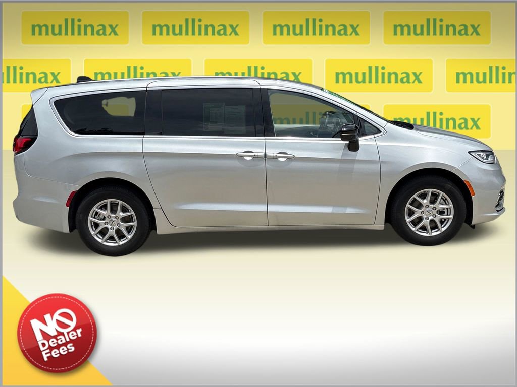 Used 2024 Chrysler Pacifica Touring-L FWD video 2