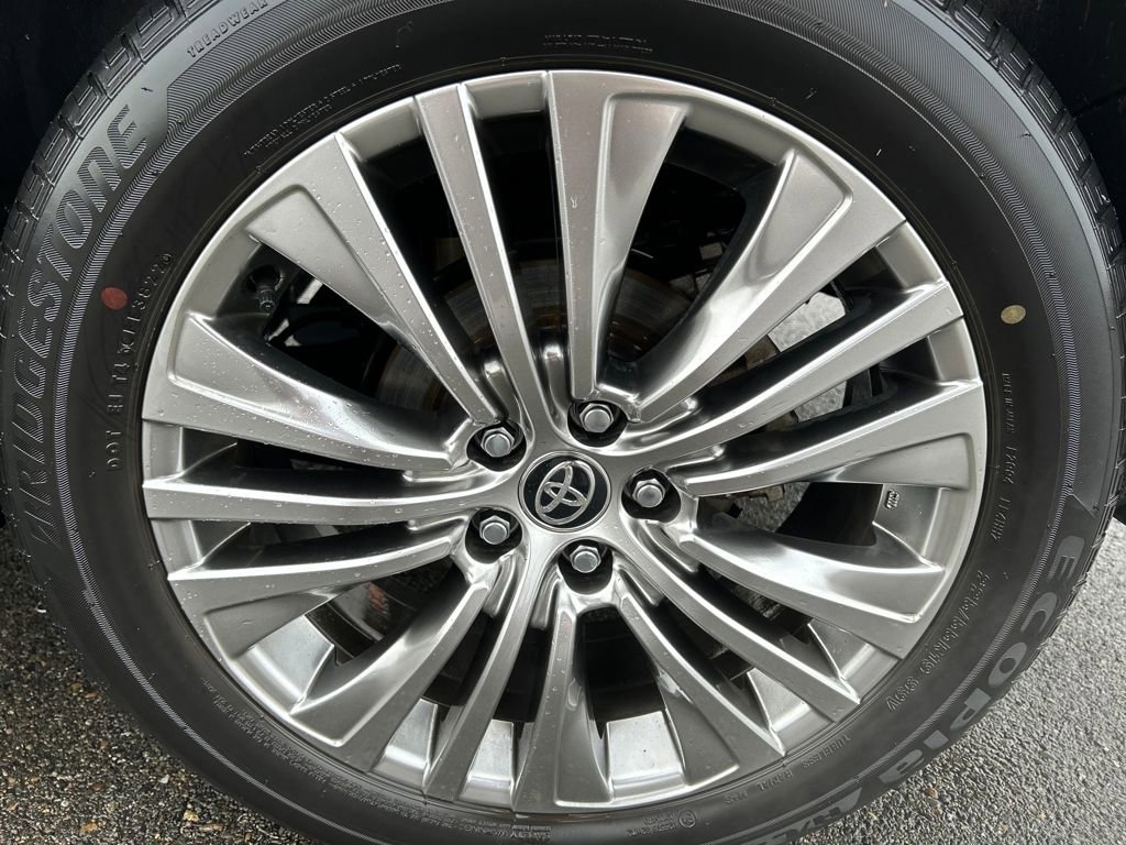 Used 2023 Toyota Venza XLE image 13
