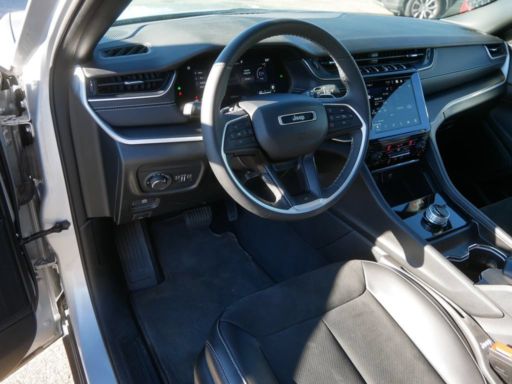 Used 2024 Jeep Grand Cherokee Altitude AWD/4WD image 10
