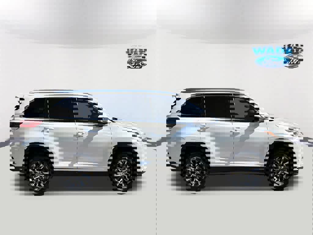 Used 2019 Toyota Highlander XLE w/ Carpet Mat Package (TMS) image 4