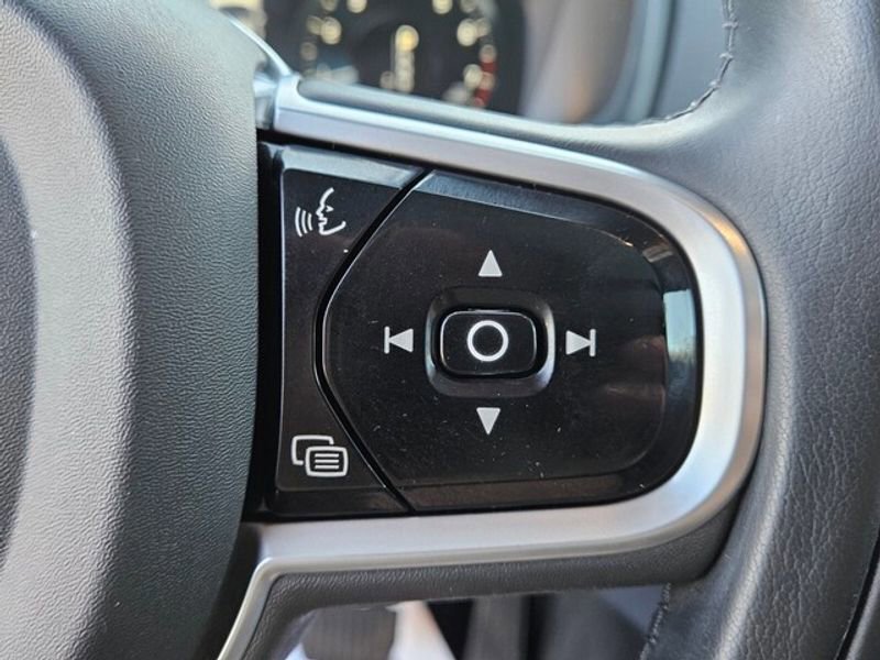 Used 2020 Volvo XC90 T5 Momentum image 26