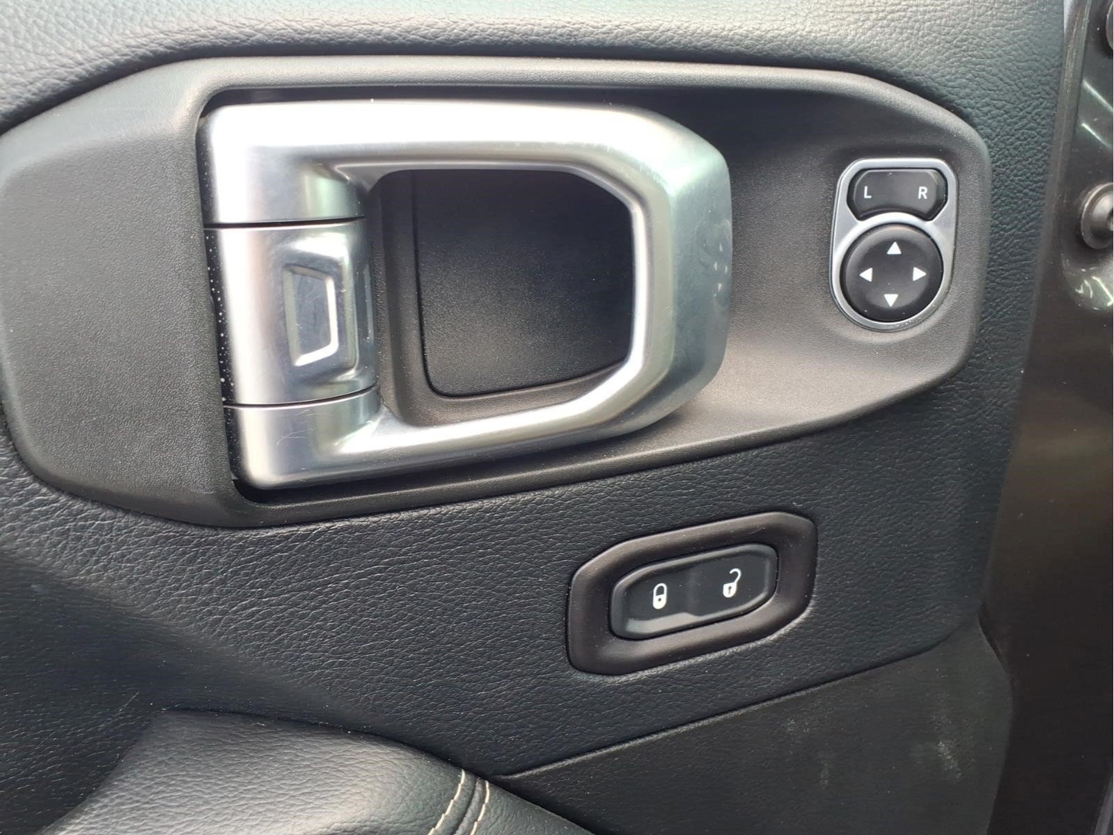 Used 2018 Jeep Wrangler Unlimited Sahara AWD/4WD image 24