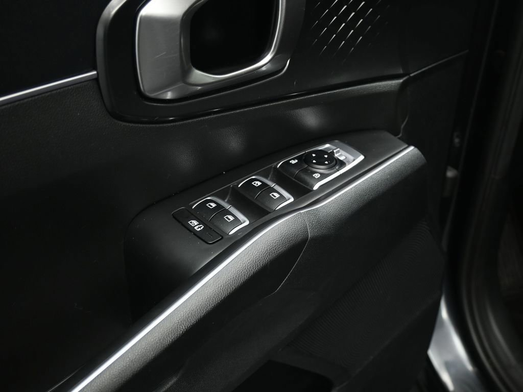 Used 2023 Kia Sorento LX image 36