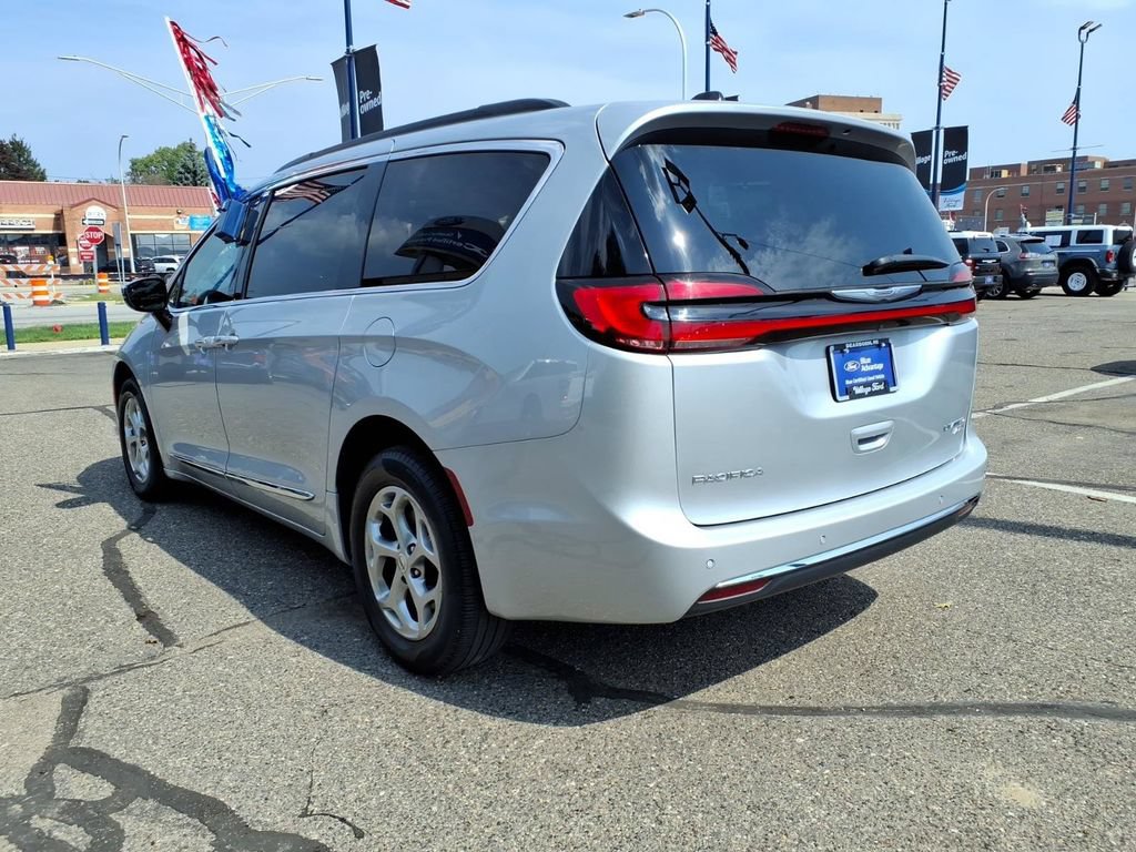 Used 2023 Chrysler Pacifica Limited AWD/4WD image 8