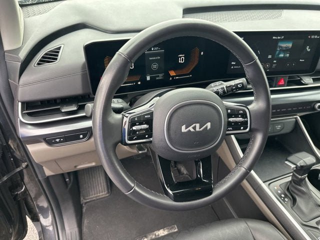 Used 2025 Kia Carnival FWD image 16