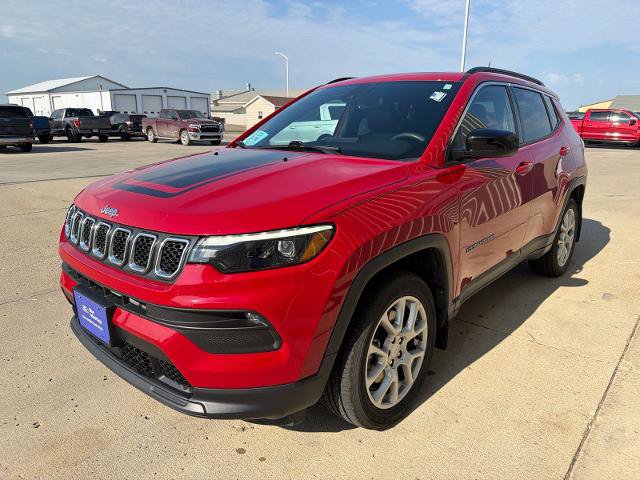 Used 2024 Jeep Compass Latitude w/ Sun and Sound Group AWD/4WD image 4