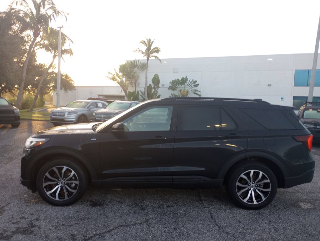 Certified 2025 Ford Explorer ST-Line AWD/4WD image 4