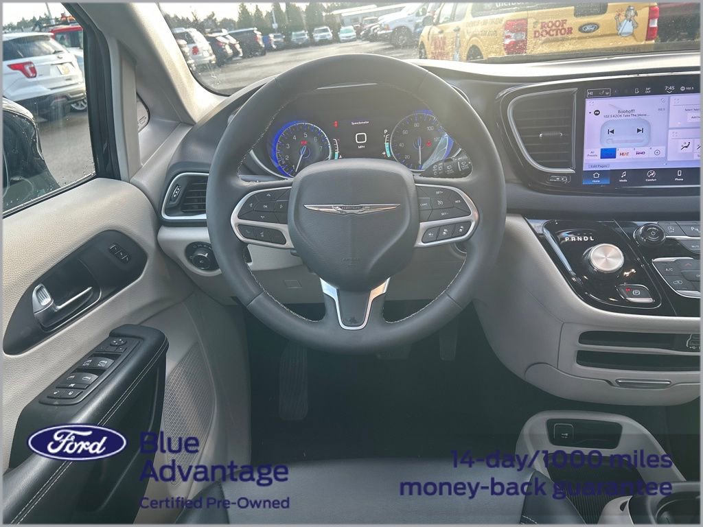 Used 2024 Chrysler Pacifica Touring-L image 13