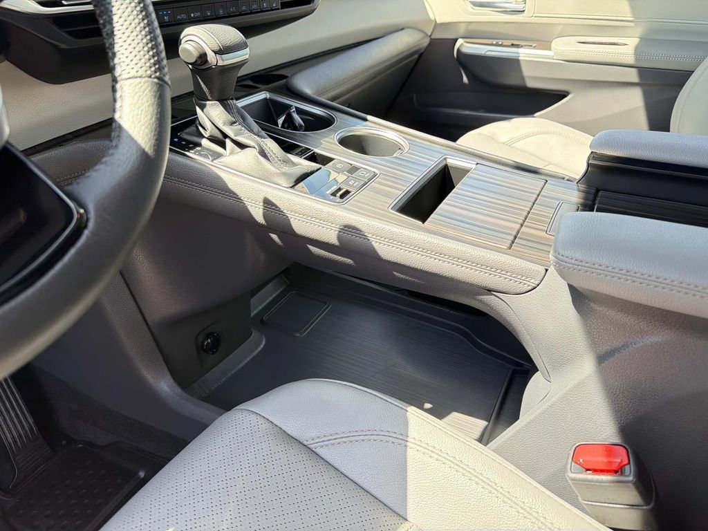 Used 2022 Toyota Sienna Limited AWD/4WD image 28