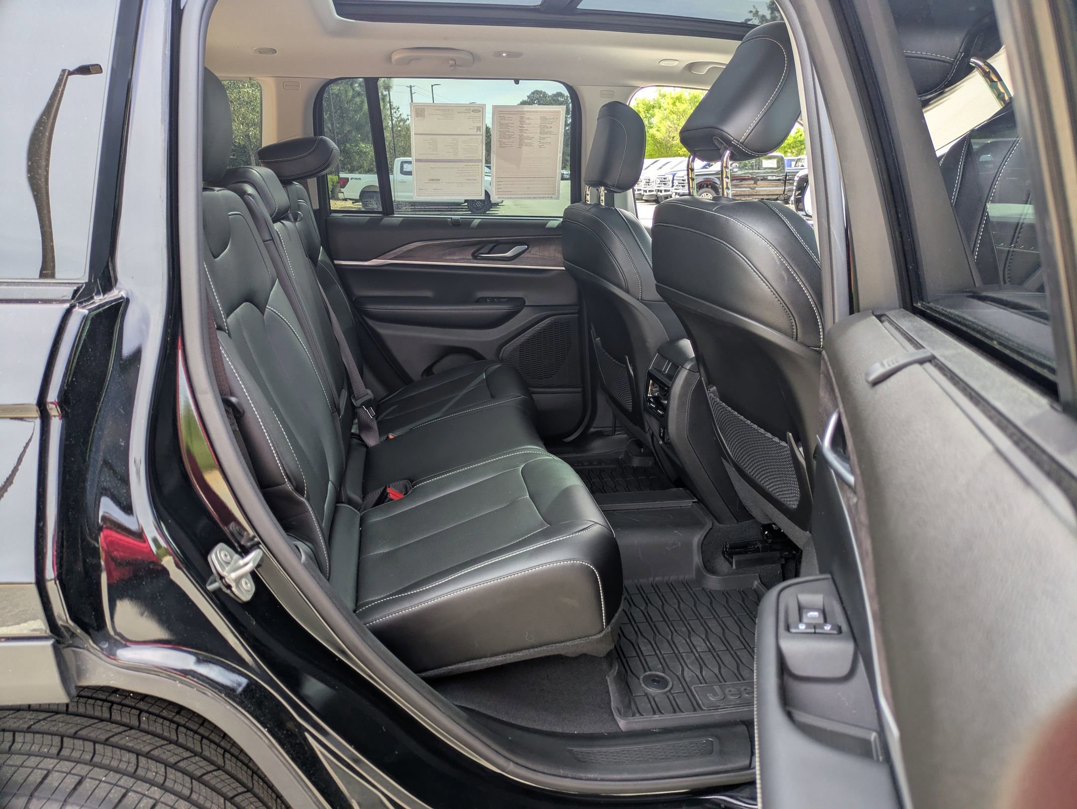 Used 2023 Jeep Grand Cherokee Limited w/ Luxury Tech Group II AWD/4WD image 37