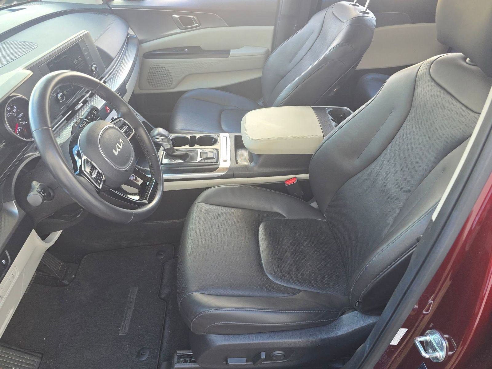 Used 2024 Kia Carnival LX image 4