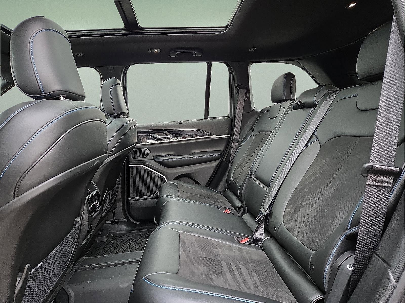 Used 2024 Jeep Grand Cherokee Trailhawk w/ Luxury Tech Group III image 10