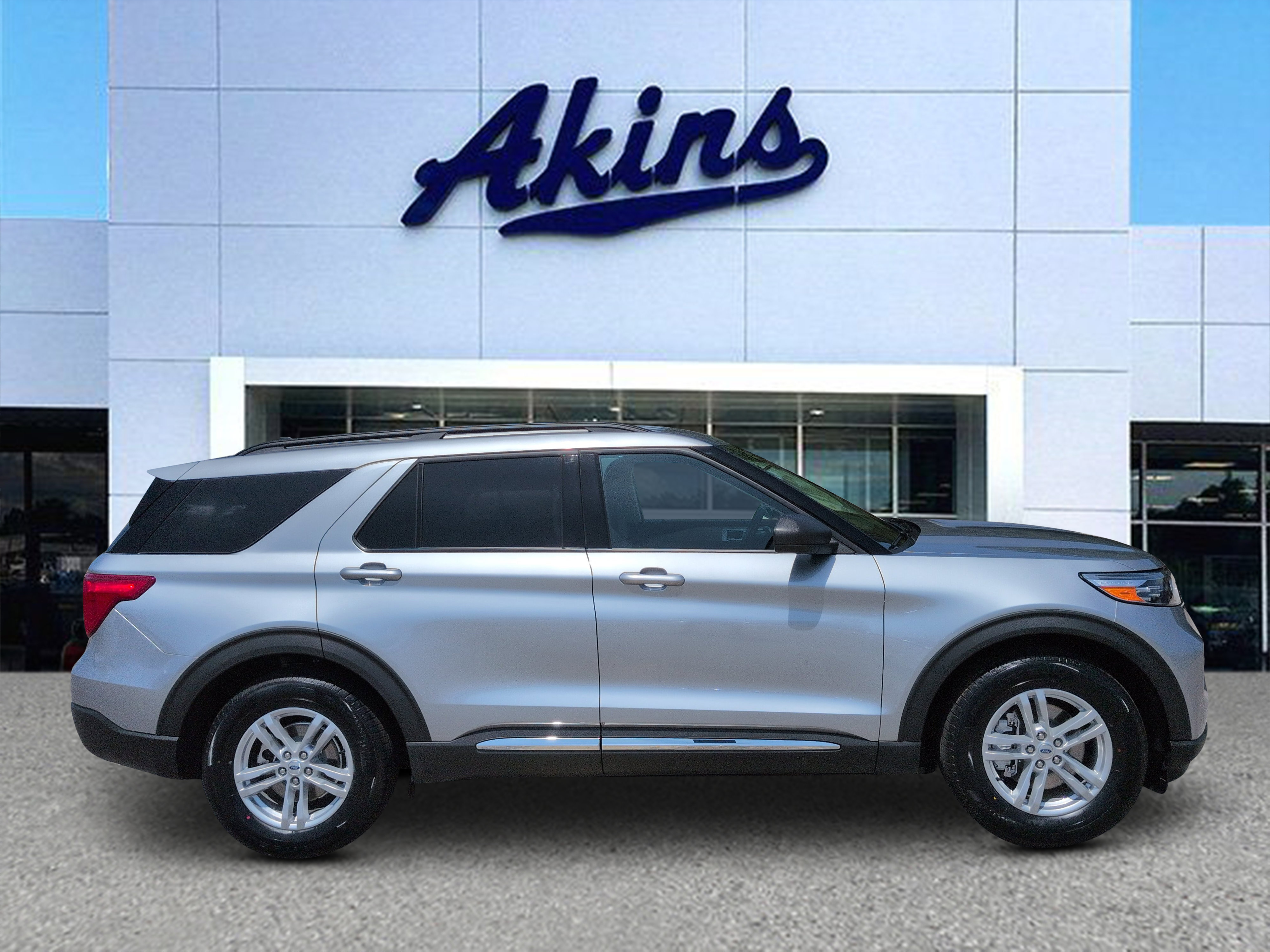 Certified 2023 Ford Explorer XLT RWD image 1