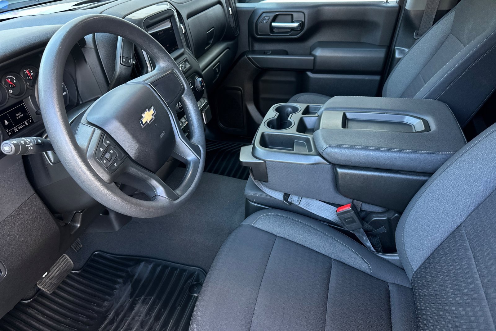 Used 2025 Chevrolet Silverado 2500 Custom w/ Custom Value Package image 9