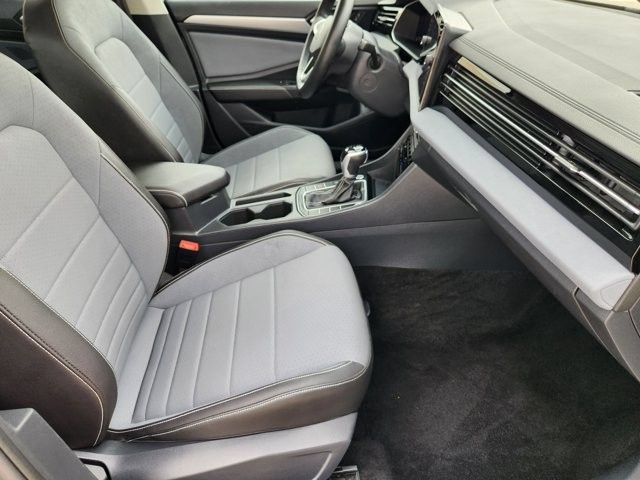 Used 2025 Volkswagen Jetta SE FWD image 14