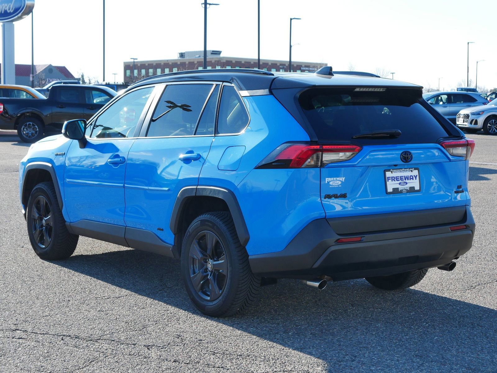 Used 2019 Toyota RAV4 LE w/ Carpet Mat Package AWD/4WD image 5